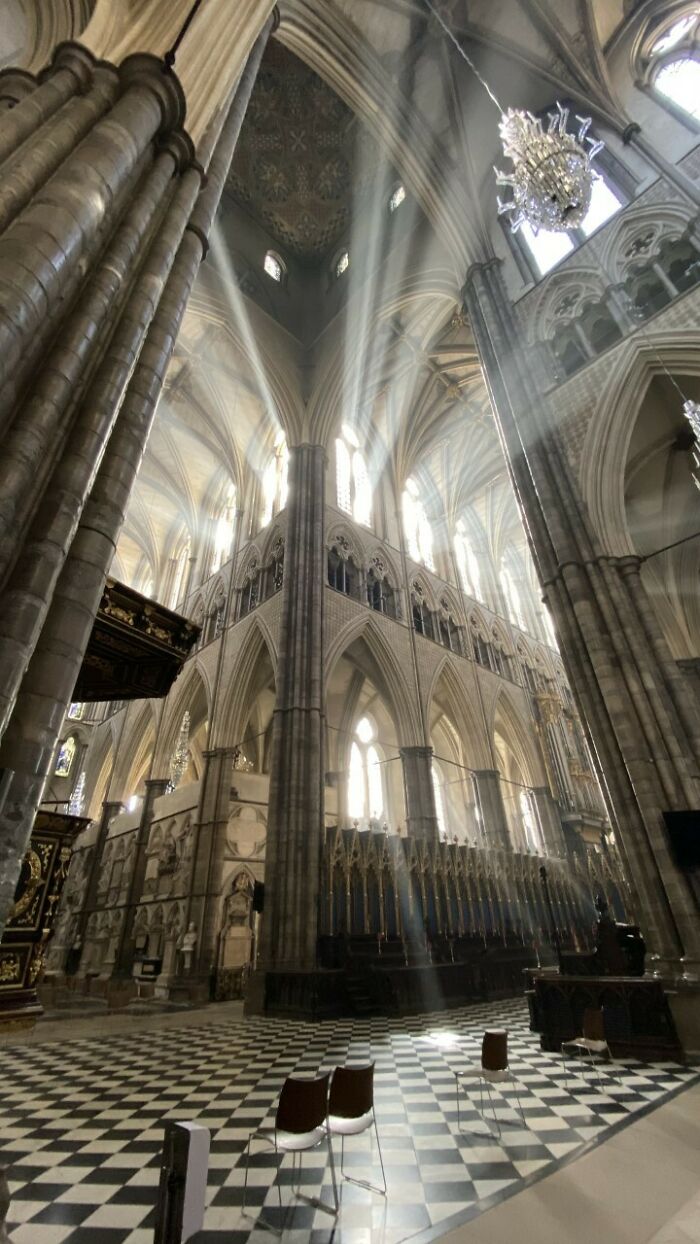 Los rayos del sol a través de las ventanas de doble lanceta de la Abadía de Westminster, Ciudad de Westminster, Londres, Reino Unido