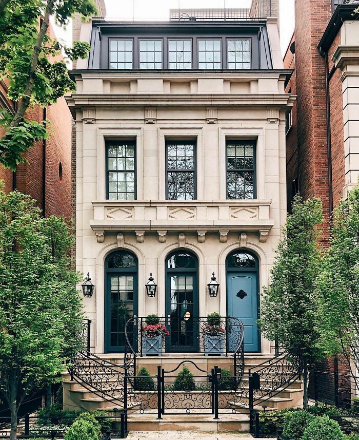 Townhouse With A Double Staircase Entrance On Howe Street, Lincoln Park, Chicago