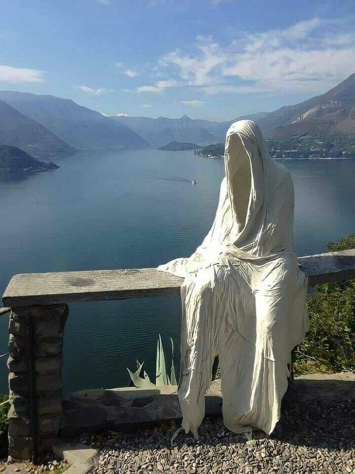 Escultura fantasma en el castillo de Vezio, Italia