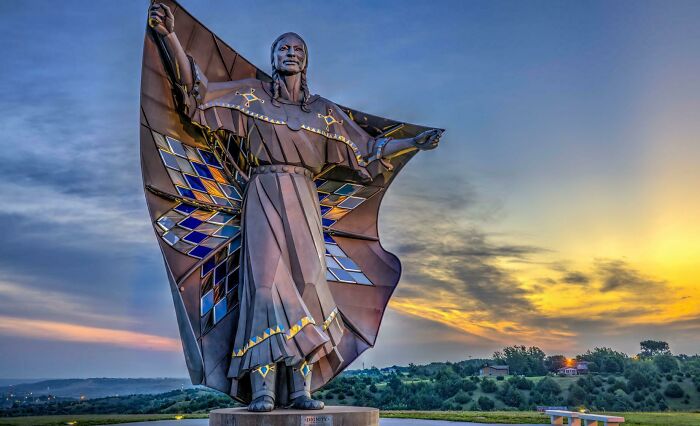 Estatua de más de 15 metros de una mujer nativa americana en Dakota del sur. Se llama "dignidad"