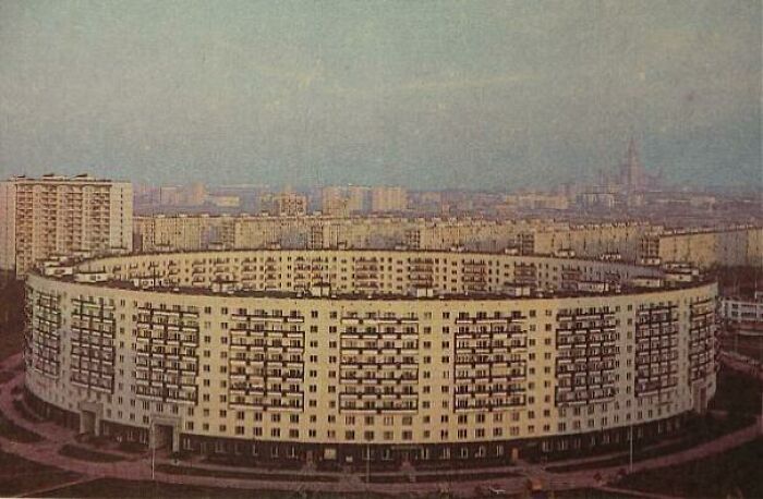 El primero de los 2 edificios redondos construidos en Moscú a finales de los 70. 9 pisos, 936 apartamentos