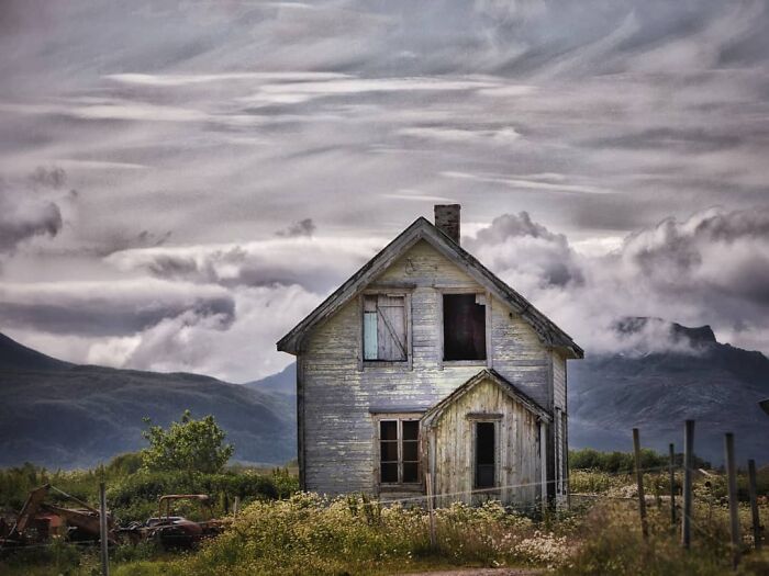 I Photograph Abandoned Houses In Scandinavia (30 Pics)