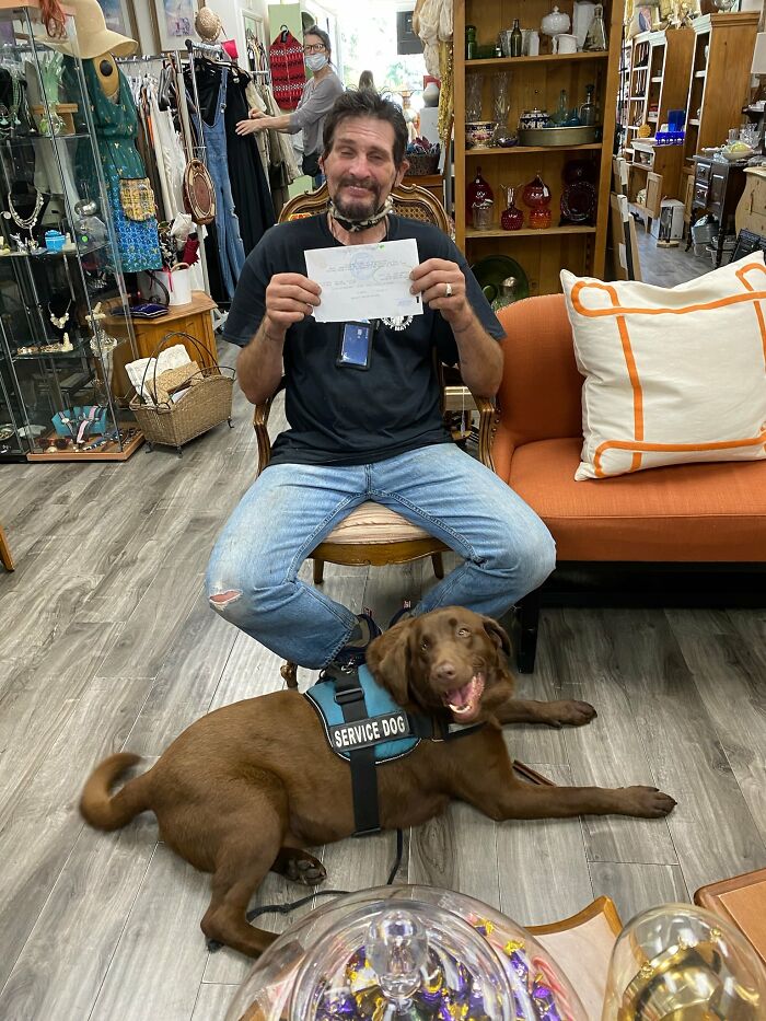 Homeless Man Sheds Tears After Having A Wholesome Reunion With His Missing Labrador Homeless Man Sheds Tears After Having A Wholesome Reunion With His Missing Labrador