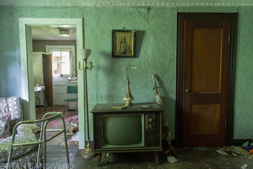 I Photographed The Abandoned Home Of A WWII Veteran And It's Like A Time Capsule I Photographed The Abandoned Home Of A WWII Veteran And It's Like A Time Capsule