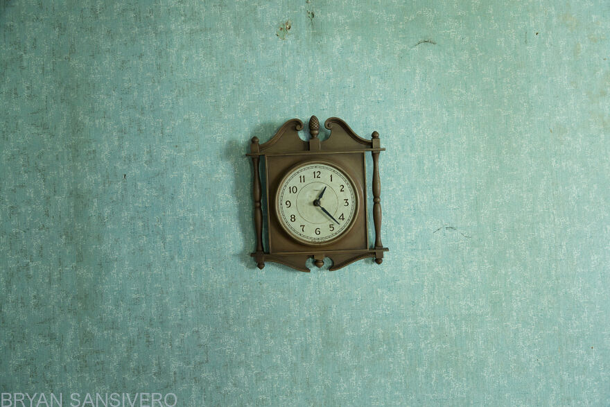 I Photographed The Abandoned Home Of A WWII Veteran And It's Like A Time Capsule I Photographed The Abandoned Home Of A WWII Veteran And It's Like A Time Capsule