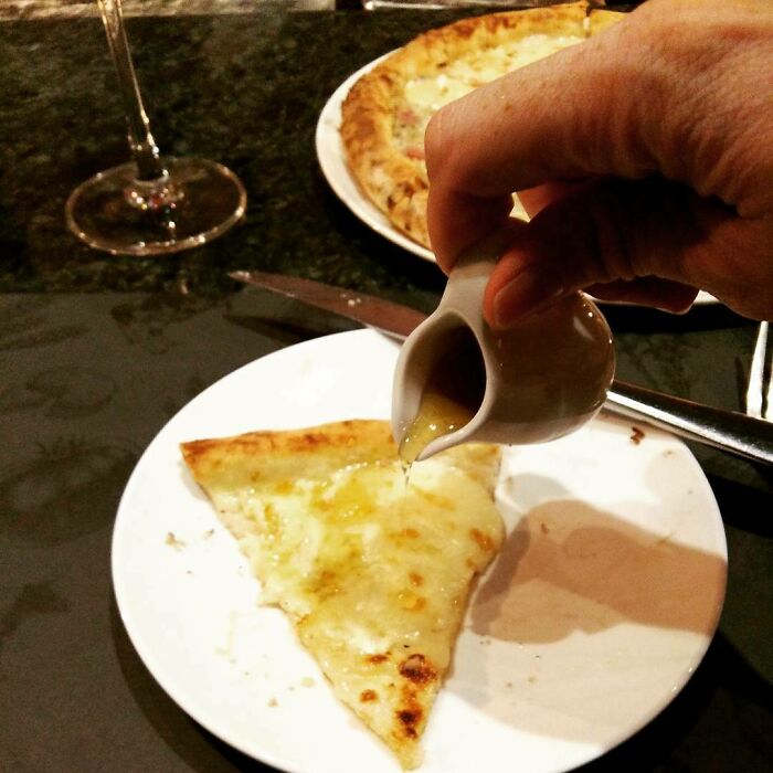 Miel en la pizza de queso. Alucinante