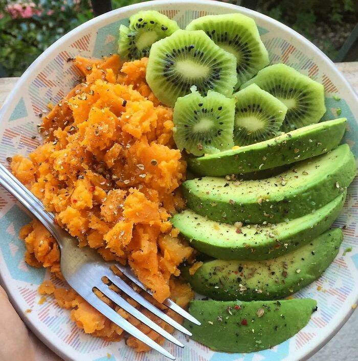 Qué hacer con la mitad del camote cocido que sobró del almuerzo: lo hice puré, lo dejé enfriar y le agregué aguacate y kiwi. Esta combinación fue increíble