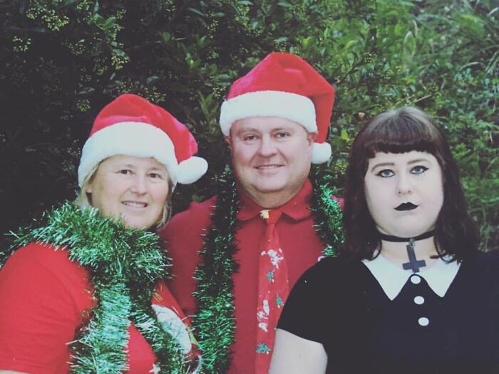 Les pedí a mis padres que se hicieran una foto familiar conmigo y este fue el resultado. Soy una persona muy festiva