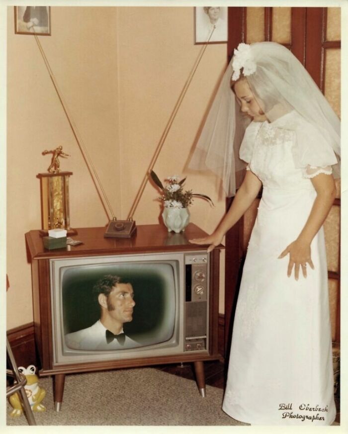 Aquí están mi madre y mi padre en septiembre de 1970. Esta fue siempre mi foto favorita de su boda, porque es tan tonta. Hay que reconocer el mérito del fotógrafo por la foto de mi padre en el televisor. Esto fue años antes de que existiera el Photoshop, así que no estoy seguro de cómo pudo hacer este truco