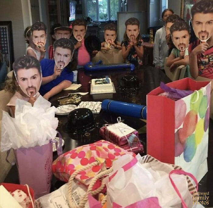 Para la fiesta del 12º cumpleaños de mi hija, hicimos máscaras de su obsesión, George Michael, para todas las niñas. No nos dimos cuenta de lo aterrador que se vería cuando se las pusieran todas al mismo tiempo