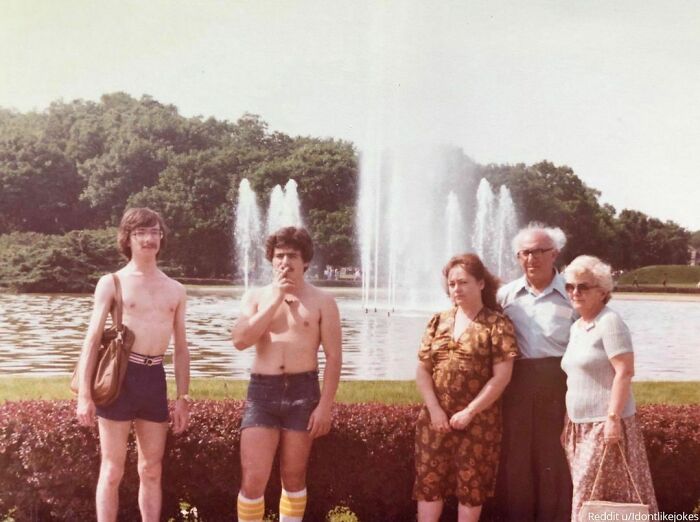 Mi papá (izquierda) poco después de emigrar de la Unión Soviética a Chicago en 1980. Lo siento señoritas, está casado con mi mamá