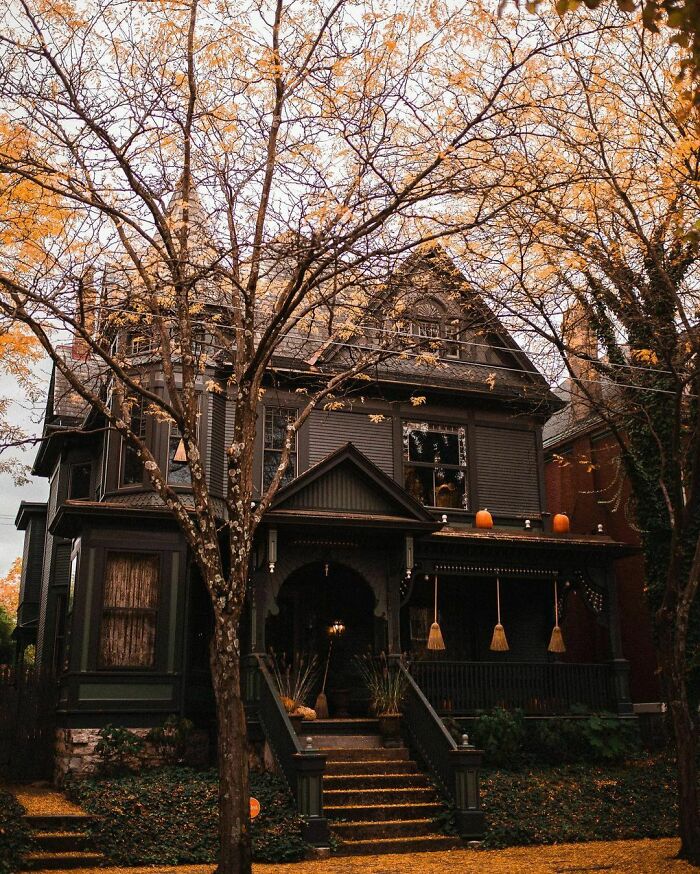 Casa victoriana de estilo gótico decorada para Halloween en Columbus, Ohio 