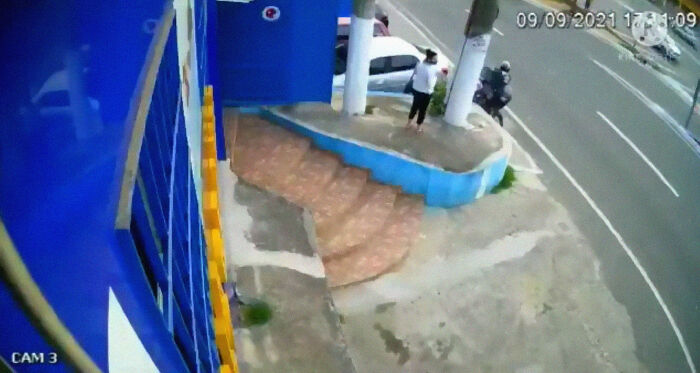 This Dog Dad Waited Outside A Vet Clinic While The Mother Gave Birth To 6 Puppies This Dog Dad Waited Outside A Vet Clinic While The Mother Gave Birth To 6 Puppies