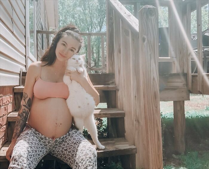 Pregnant Woman And Cat Give Birth At The Same Time After She Found The Pregnant Cat And Fostered Her Pregnant Woman And Cat Give Birth At The Same Time After She Found The Pregnant Cat And Fostered Her