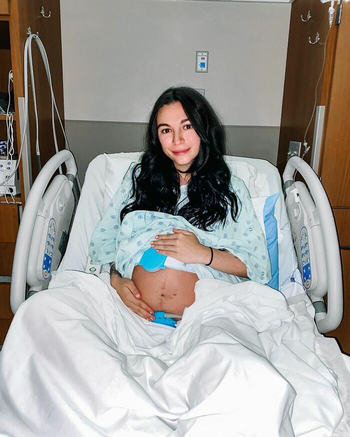 Pregnant Woman And Cat Give Birth At The Same Time After She Found The Pregnant Cat And Fostered Her Pregnant Woman And Cat Give Birth At The Same Time After She Found The Pregnant Cat And Fostered Her