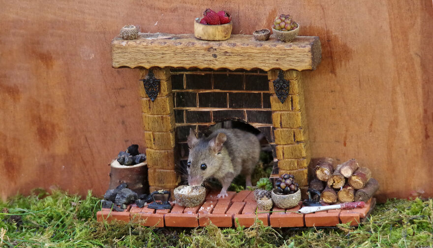 When Mousey Got Stuck The Chimney He Began To Shout "You Girls And Boys Won't Get Any Toys If You Don't Pull Me Out"