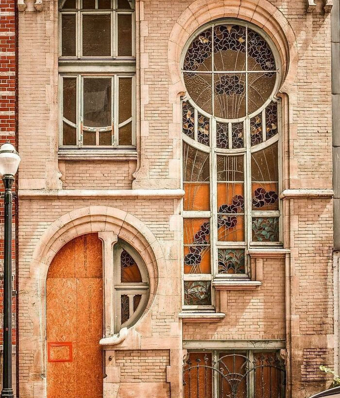 Arquitectura Art Nouveau de una casa construida en la década de 1880 en Bruselas, Bélgica