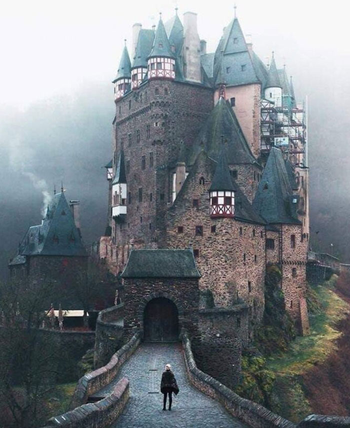 El castillo de Eltz está situado en Wierschem, Alemania, y ha sido propiedad de la misma familia durante más de 850 años...