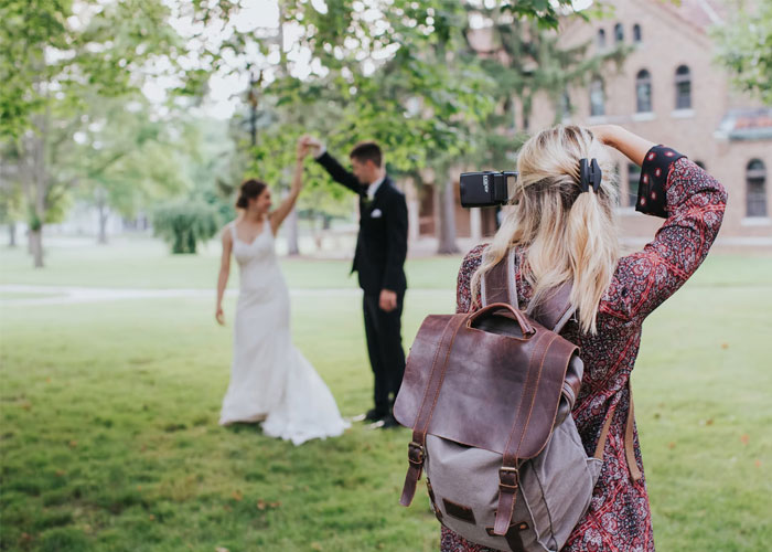 Photographer Deletes Wedding Photos She Took Right In Front Of The Groom, Goes Viral Photographer Deletes Wedding Photos She Took Right In Front Of The Groom, Goes Viral