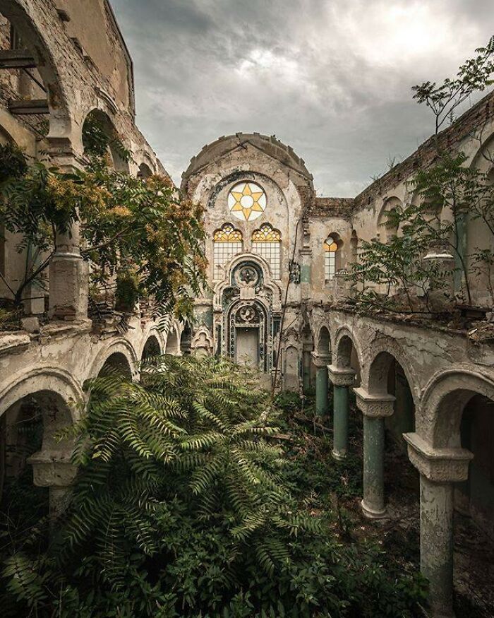 This Beautiful Synagogue Has Been Abandoned For Over 20 Years
