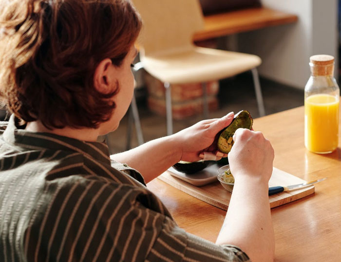 Guy Asks His Girlfriend Not To Eat So Much At His Grandma's House, Asks If He's In The Wrong After She Yells At Him Guy Asks His Girlfriend Not To Eat So Much At His Grandma's House, Asks If He's In The Wrong After She Yells At Him