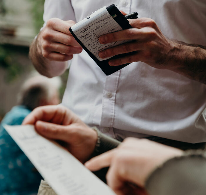 'Celebrity' Acts Like A Jerk At A Restaurant And Refuses To Pay The Bill 'Cause She's Famous, They Call The Police 'Celebrity' Acts Like A Jerk At A Restaurant And Refuses To Pay The Bill 'Cause She's Famous, They Call The Police