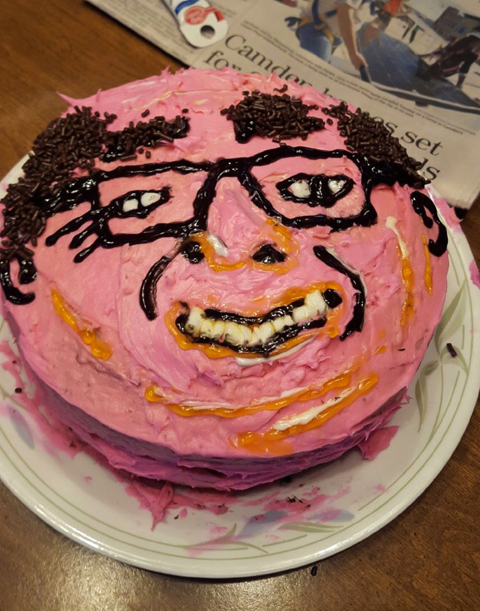 Mi amiga hizo un pastel de Danny DeVito para su amiga. Es peor en persona