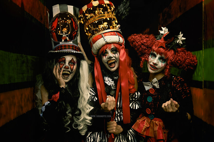 I Photographed Creepy Clowns In A Haunted House And The Results Are Terrifying