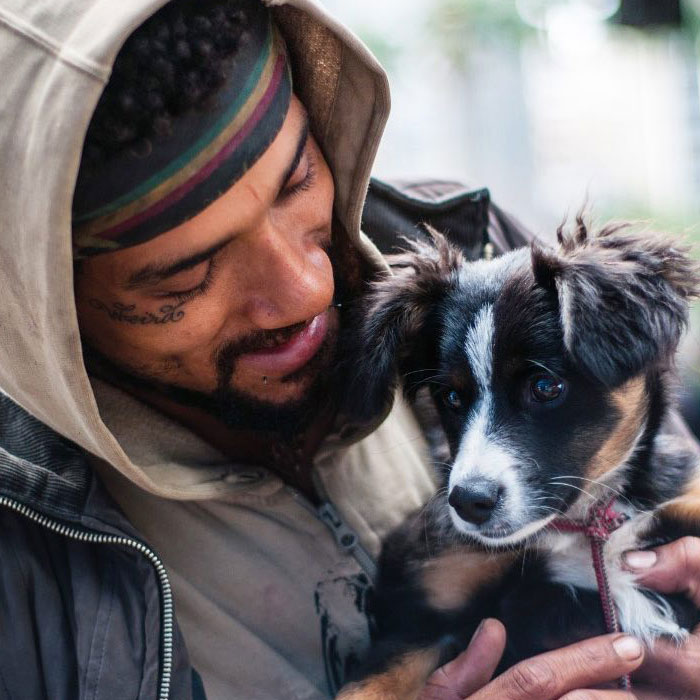 30 Photos That Document The Lives Of Homeless People And Their Dogs In Brazil Shared On This IG Page