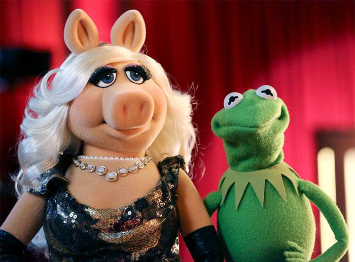 Miss Piggy and Kermit standing next to each other