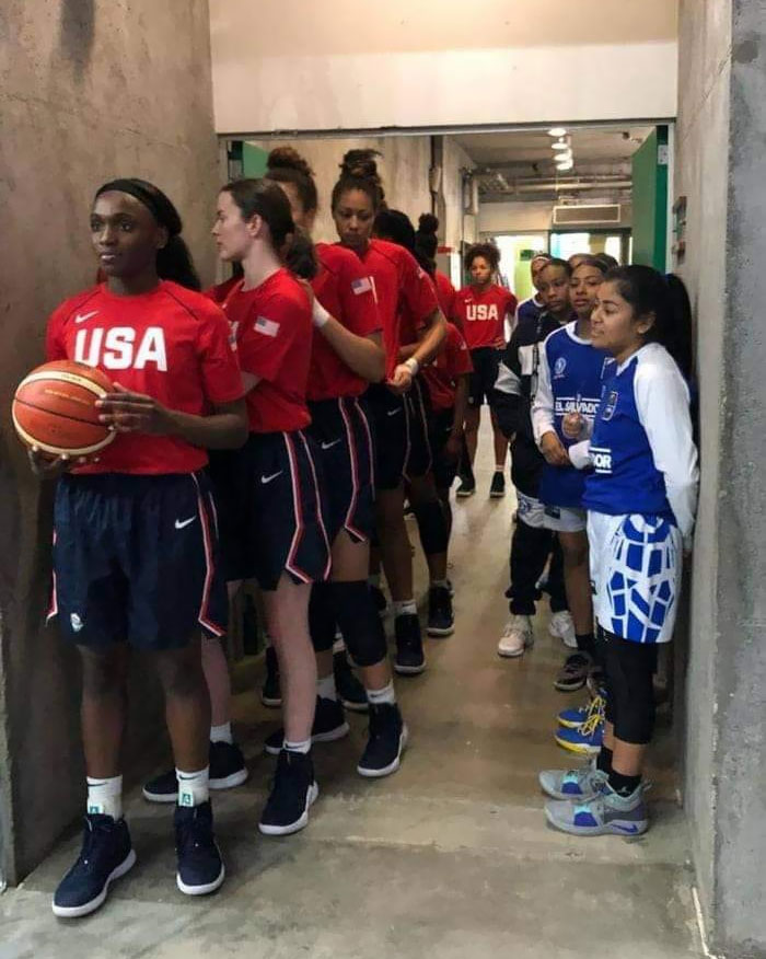 Equipo de baloncesto femenino de EE.UU. contra El Salvador