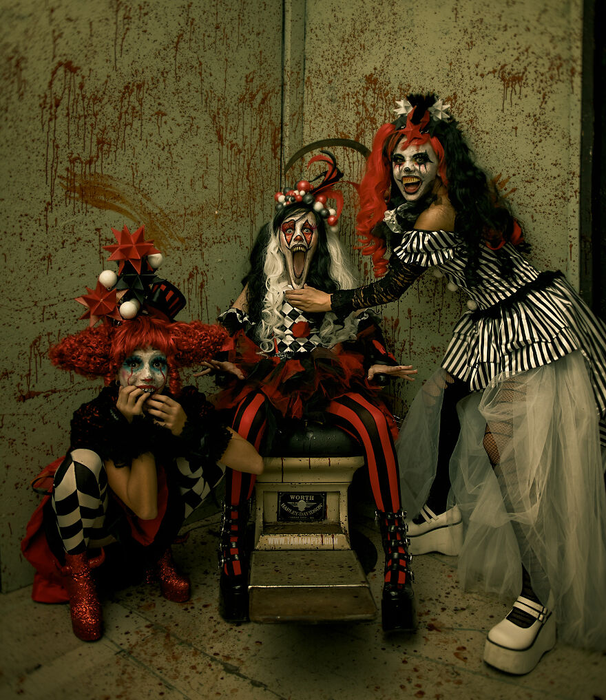 I Photographed Creepy Clowns In A Haunted House And The Results Are Terrifying