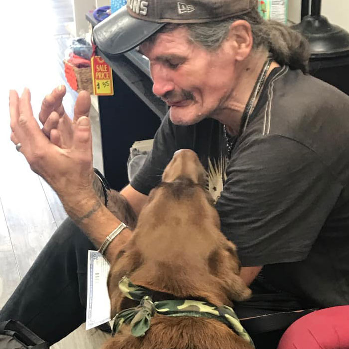 Homeless Man Sheds Tears After Having A Wholesome Reunion With His Missing Labrador