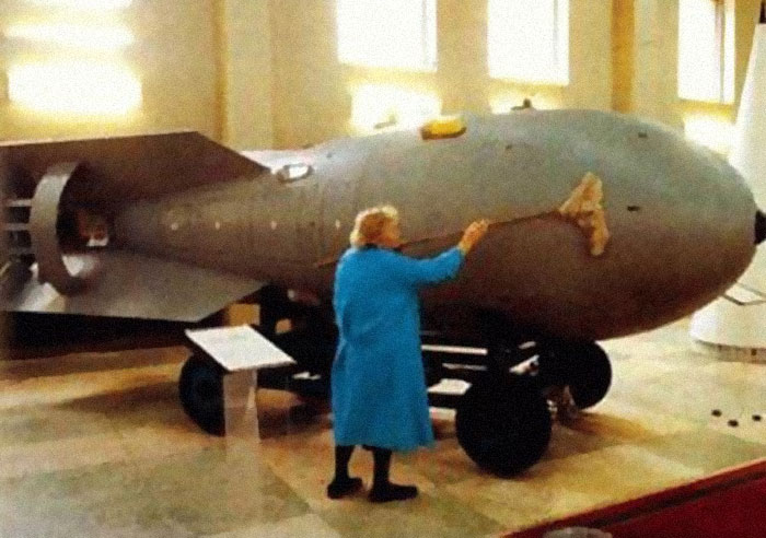 Babushka limpiando su Bomba Zar [30 de octubre de 1961 en color]