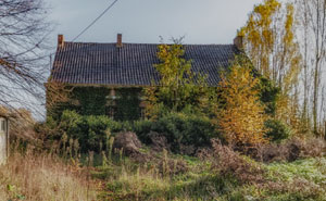 I Found This Abandoned House With Personal Belongings Of The Former Owners (9 Pics)