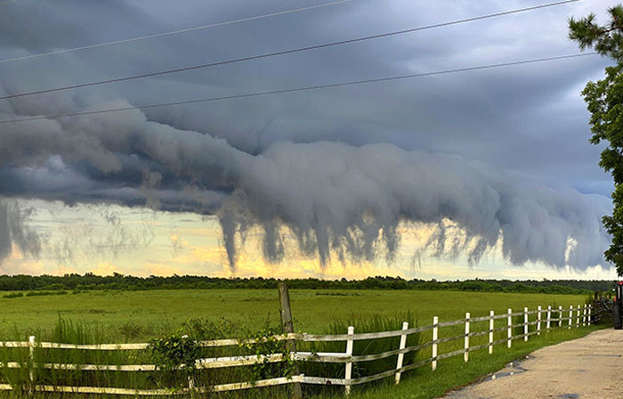 These Creepy Looking Clouds Are Called Scud Clouds
