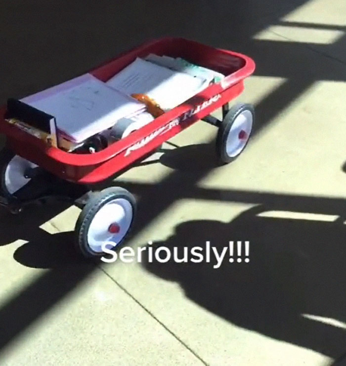 Students Can't Believe The Ridiculous US School Backpack Ban, Improvise With Random Household Items Students Can't Believe The Ridiculous US School Backpack Ban, Improvise With Random Household Items