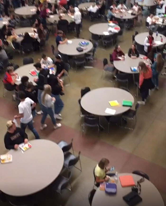 Students Can't Believe The Ridiculous US School Backpack Ban, Improvise With Random Household Items Students Can't Believe The Ridiculous US School Backpack Ban, Improvise With Random Household Items