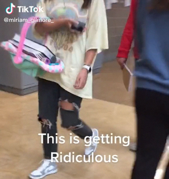 Students Can't Believe The Ridiculous US School Backpack Ban, Improvise With Random Household Items Students Can't Believe The Ridiculous US School Backpack Ban, Improvise With Random Household Items