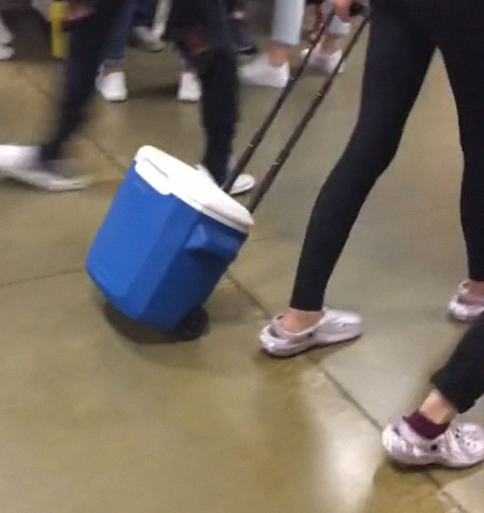 Students Can't Believe The Ridiculous US School Backpack Ban, Improvise With Random Household Items Students Can't Believe The Ridiculous US School Backpack Ban, Improvise With Random Household Items