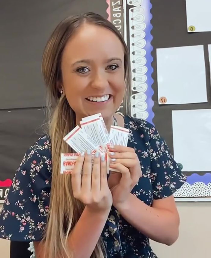 “All I Have To Do Is Say ‘Band-Aid’ And They Know”: Teacher Shares How She Explains To Her Students Why They Can’t Be Treated Equally “All I Have To Do Is Say ‘Band-Aid’ And They Know”: Teacher Shares How She Explains To Her Students Why They Can’t Be Treated Equally