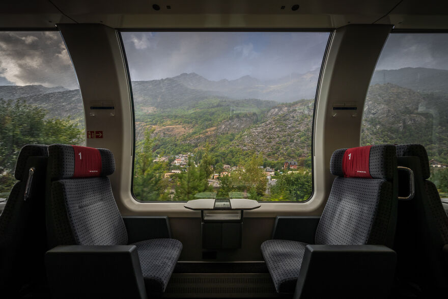 I Photographed The Same Train Window With Different Sceneries For 10 Days