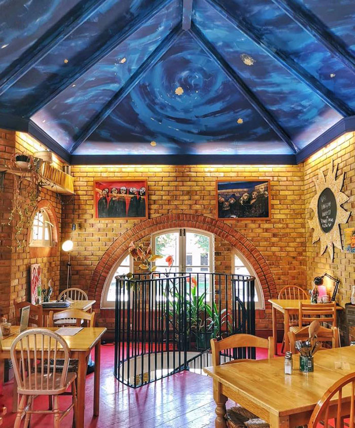 Customer Rates A Vegan Café With One Star Because They Didn't Have 'Normal' Milk, The Owner Replies With A Witty Comeback Customer Rates A Vegan Café With One Star Because They Didn't Have 'Normal' Milk, The Owner Replies With A Witty Comeback