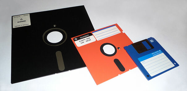 1200px-Floppy_disk_2009_G1.jpg