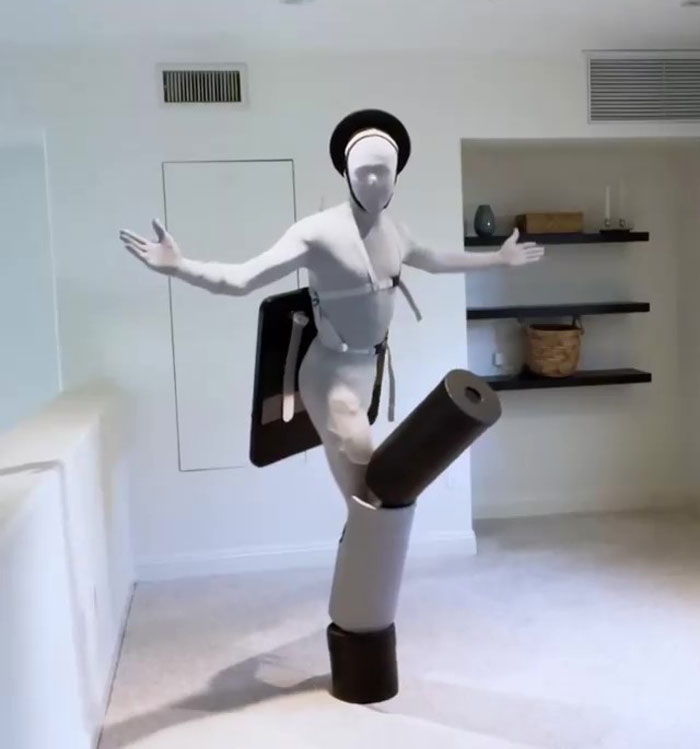 Every Halloween, This One-Legged Guy Makes An Epic Halloween Costume And He Just Revealed His 2021 Outfit