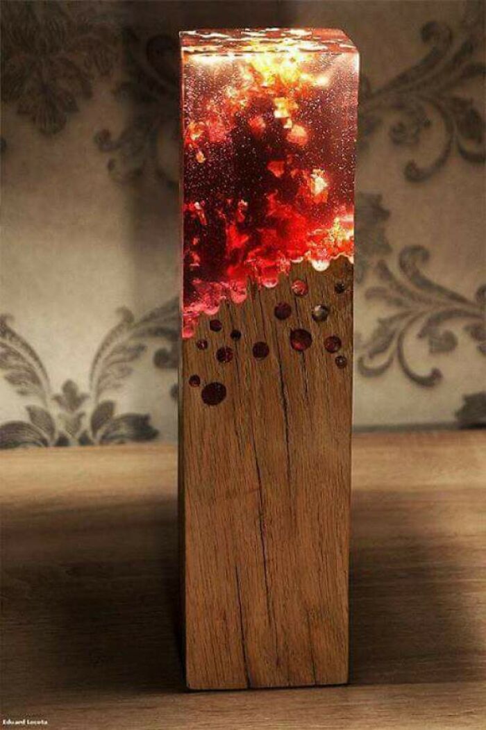Lámpara de madera que parece estar ardiendo