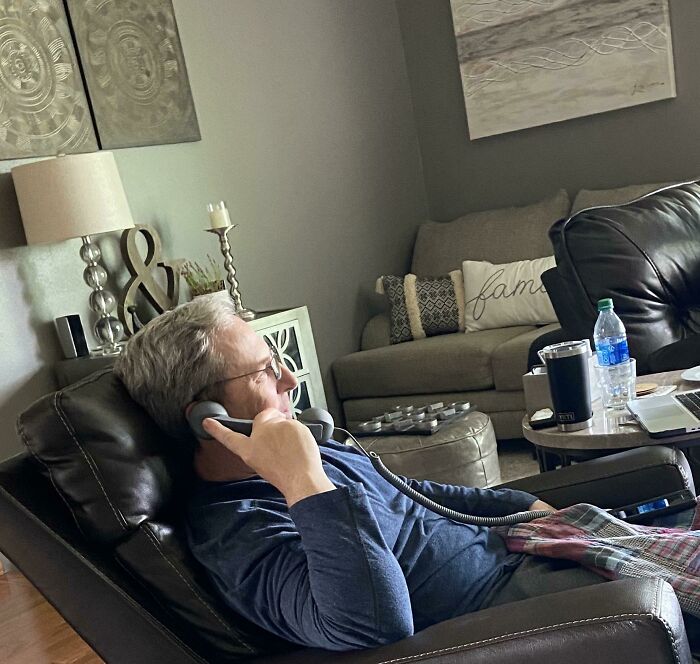 Some Redditor Is Mocking His Dad For This 80's Handset That's Plugged Into His iPhone. All I Can Say Is, That Looks Amazingly Comfortable....