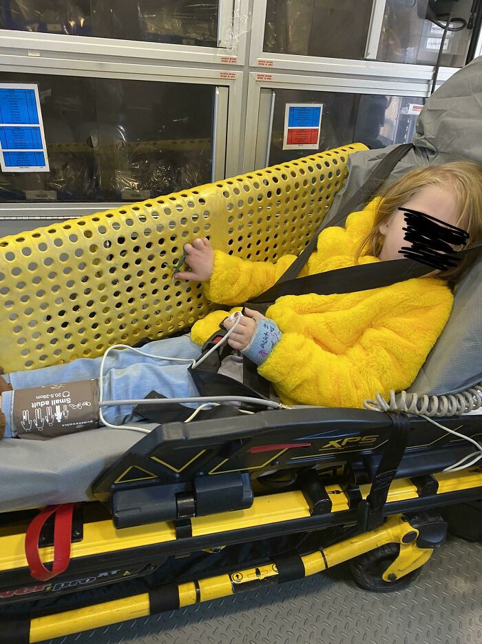 Mi hija se atascó los dedos en un banco en la escuela y la llevaron a la sala de emergencias. Sí, está bien. Sí, nos quedamos con el asiento de la banca