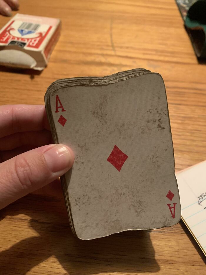 Mi abuela lleva 10 años usando la misma baraja de cartas y todas se han adaptado a la posición de sus manos al barajarlas
