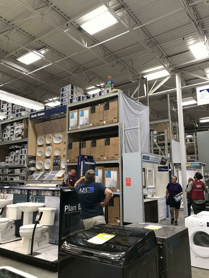 Este niño en la tienda Lowes